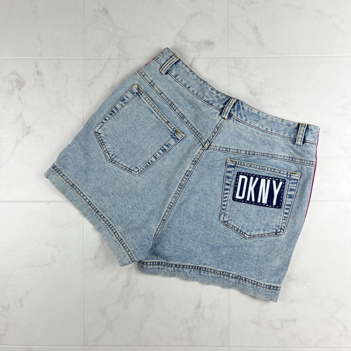 美品 DKNY JEANS ディーケーエヌワイ デニムショートパンツ ボトムス ワッペン レディース ライトブルー サイズ10*IC1287の画像2