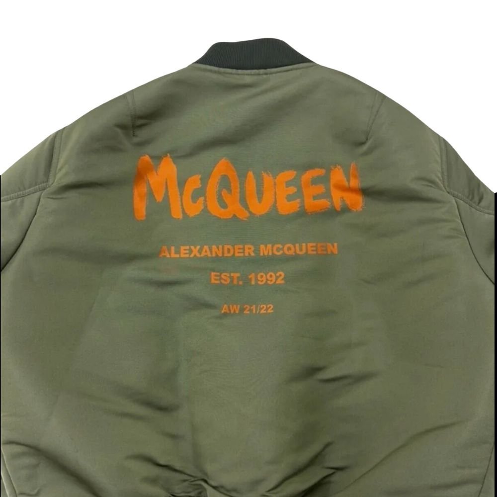 本物保証 新品 Alexander McQEEN アレキサンダーマックイーン ロゴプリントボンバージャケット アウター メンズ カーキ MA-1_画像4