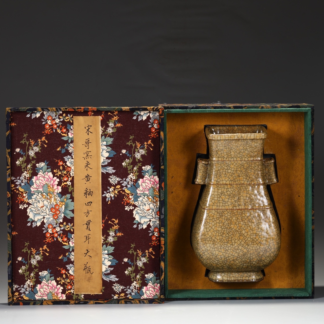 C~N6955 中国磁器 人間国宝 陶芸 磁器『宋哥窯米黄釉四方大貫耳瓶』施釉陶 古代工芸品 陶芸 精美彫 置物 收藏品
