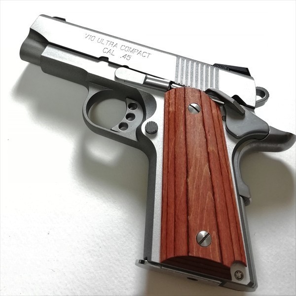 HOGUE社 コルト COLT 1911 ガバメント系 コンパクト(オフィサーズ)用 木製グリップ V10_装着例です。ガンは付属しません。