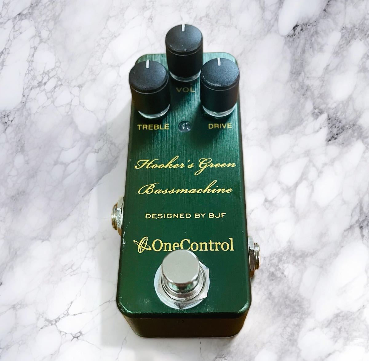 One Control Hooker’s Green Bassmachine