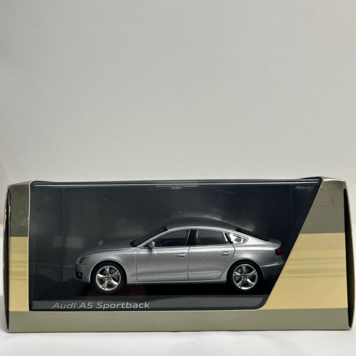 Audi ディーラー特注 schuco 1/43 アウディ A5 Sportback Ice Silver スポーツバック アイスシルバー シュコー ミニカー モデルカー_画像2