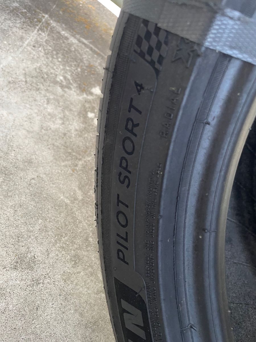 ミシュラン　パイロットスポーツ4 225/45R17 　　２本　PilotSport 4 2019年製　タイヤ