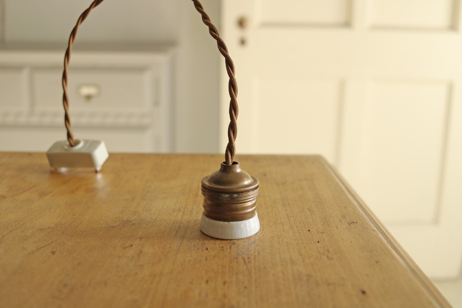 1920年代 フランス アンティーク 飴色 陶器 フランジ 真鍮 ソケット ランプ 2-A*/吊り下げ 北欧 照明 イギリス カフェ アトリエ ライト_画像5