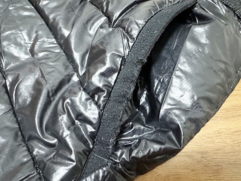 美品 NANGA × 686 ナンガ DOWN HALF PANTS BLACK ロクハチロク ダウンパンツ ハーフパンツ ブラック メンズL_左ポケットの縁の部分がゴワついています