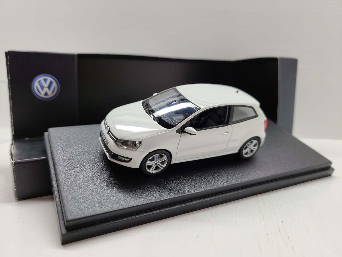 1/43 Volkswagen Polo 1:43 フォルクスワーゲン ポロ 左ハンドル ホワイト 白 ディーラー正規品 Sammlermodell / Collector's Model 美品 _画像2