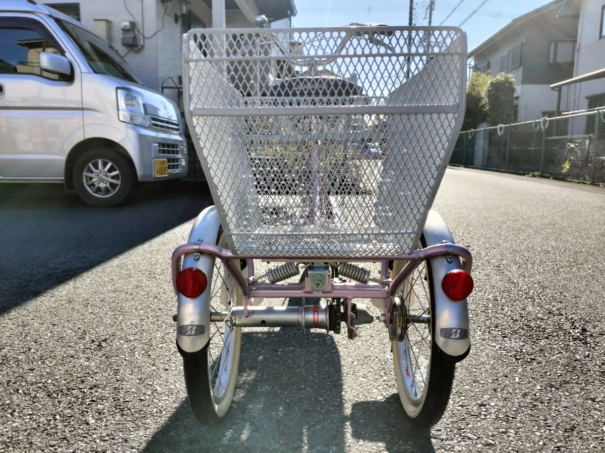 ！京都府舞鶴市にて引取歓迎！【BRIDGSTONE】 WAGON ALMINIUM FRAME 綺麗です！ ピンク 三輪自転車 3段変速 大人用 3輪車 【動作品】_画像4