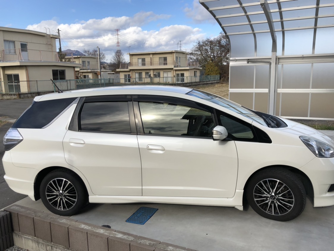 Fit shuttle hybrid. Хонда фит шаттл на 17 литье. Honda Fit Shuttle Hybrid. Хонда фит шаттл на 16 литье. Хонда фит шаттл 2011 белый.