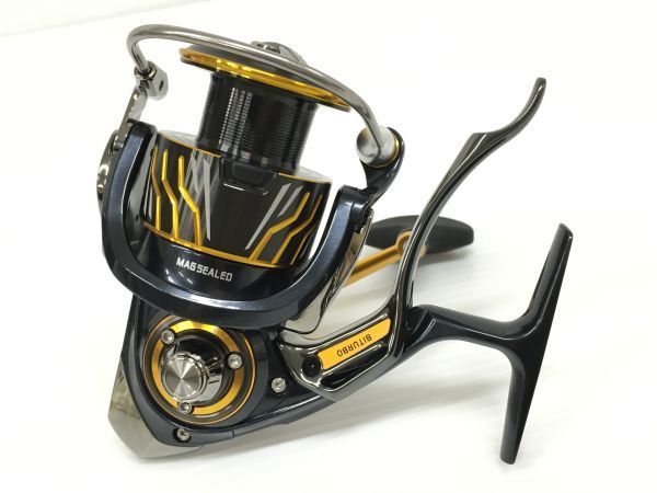 K12-122-1212-123【美品】ダイワ(Daiwa) 20 インパルト(IMPULT) 3000SH-LBD 066009 スピニングリール 箱/袋/取説/ワッシャー等付属_画像1