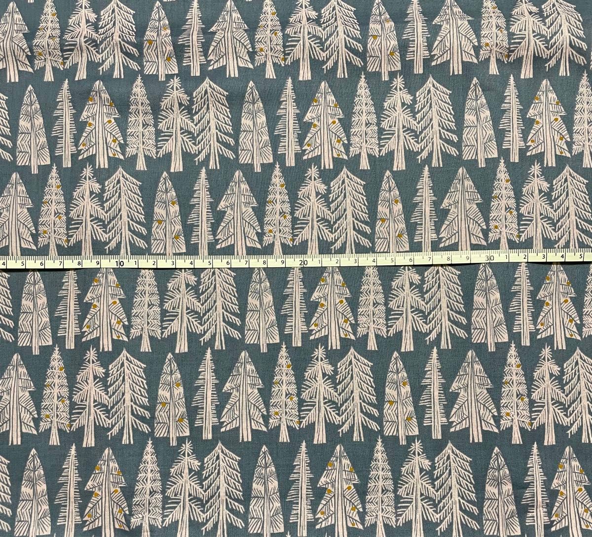 ツリー柄　木　北欧系　淡いネイビー地×淡いピンク(木)  シーチング生地　布　ハギレ　カットクロス　50cm