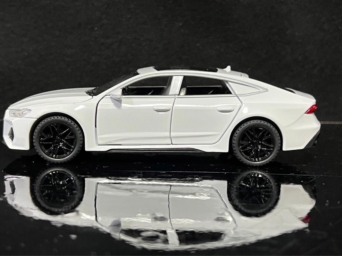 Audi RS 7 Sportback 1/32 ミニカー ホワイト H160