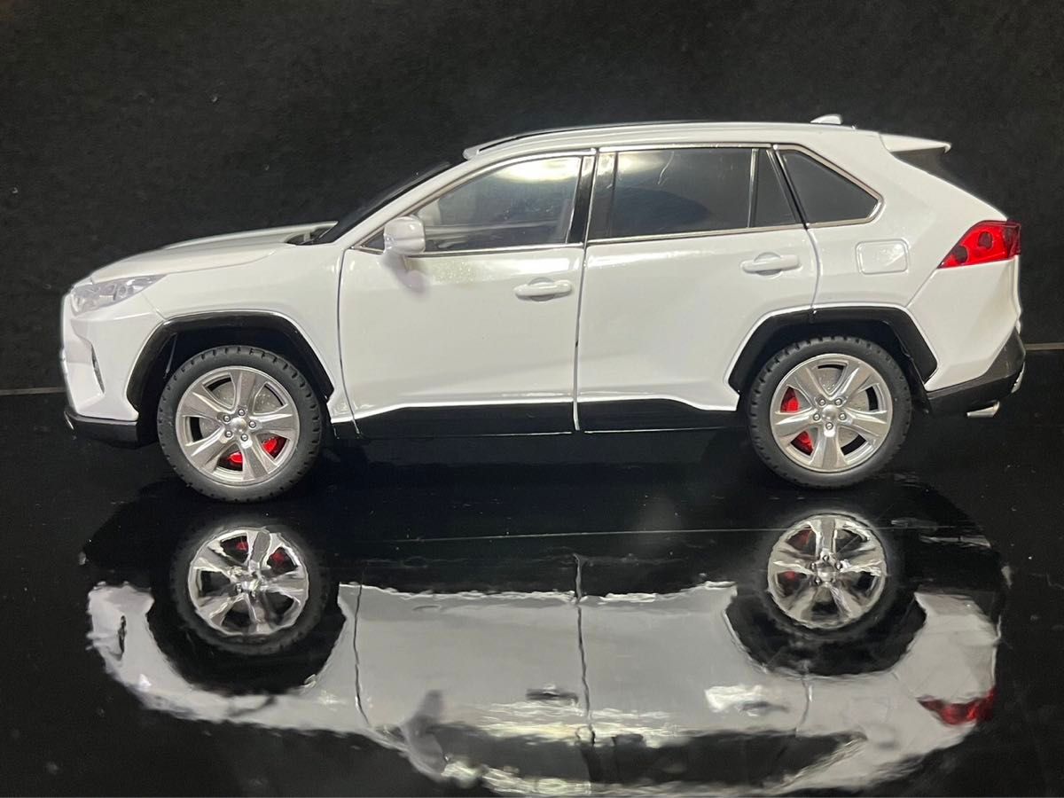 RAV4　トヨタ TOYOTA 1/24 ミニカー ホワイト H130