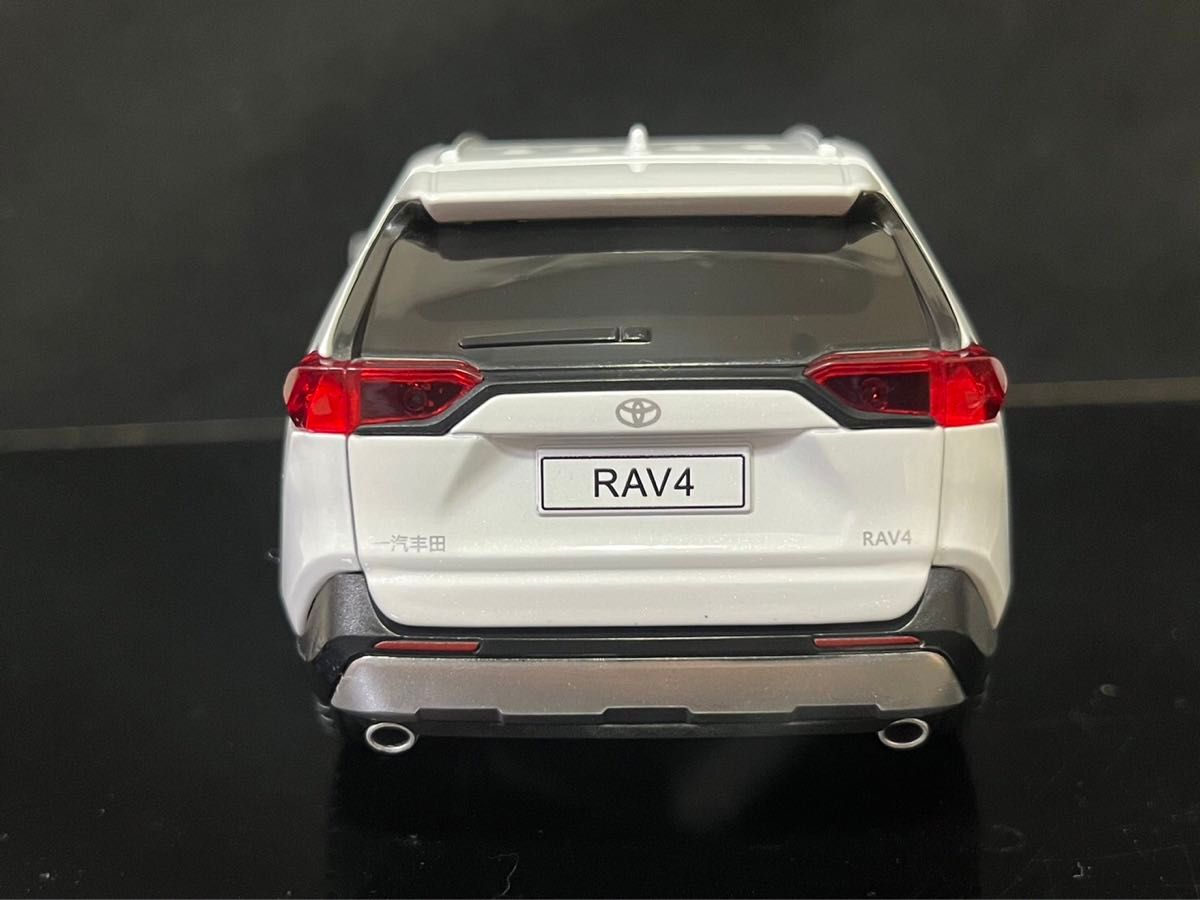 RAV4　トヨタ TOYOTA 1/24 ミニカー ホワイト H130