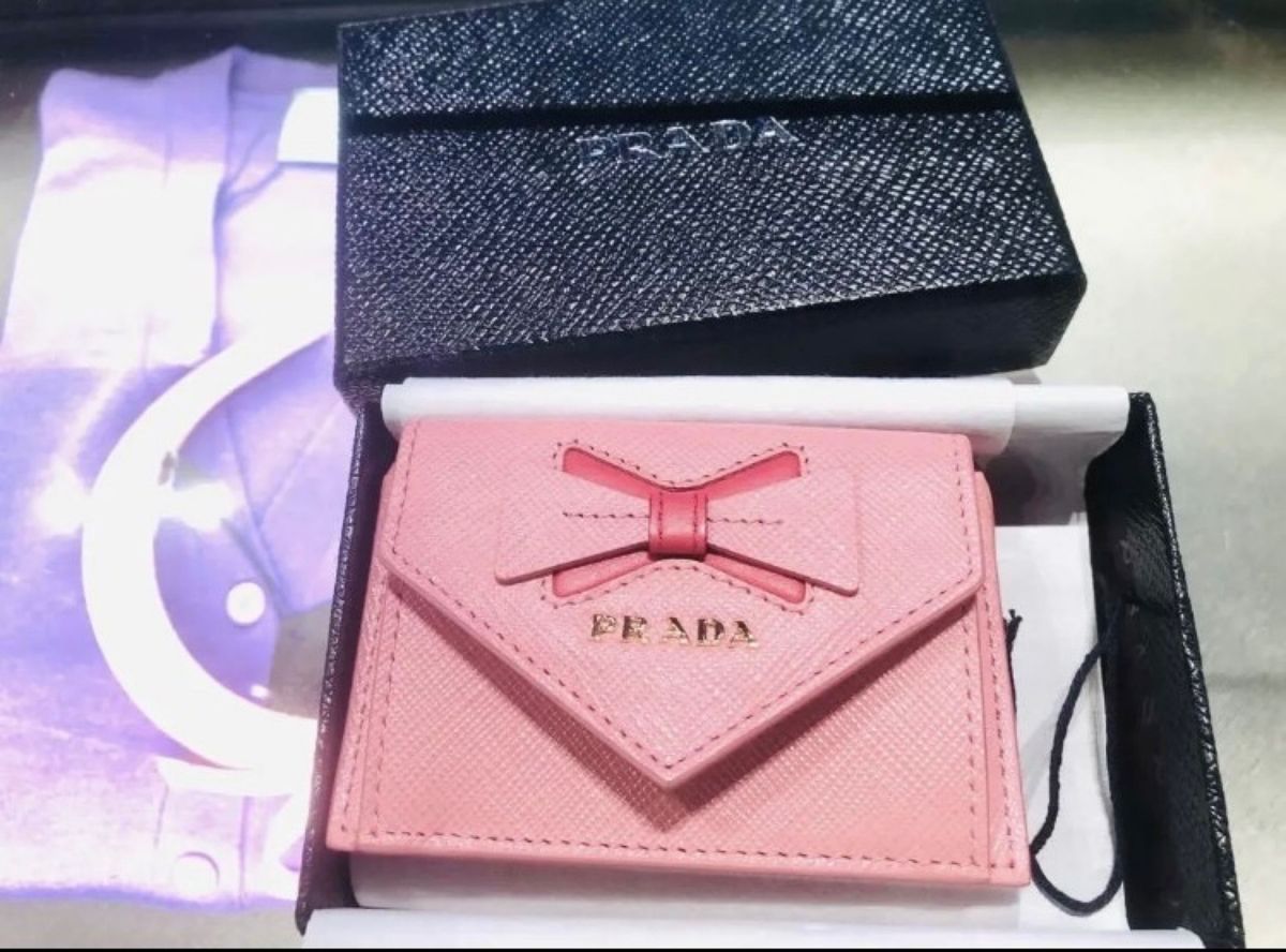 新品 プラダ PRADA リボン付 ロゴ 三つ折り財布 ピンク&バイ 新品 プラダ PRADA リボン付 ロゴ 三つ折り財布 ピンク&バイ