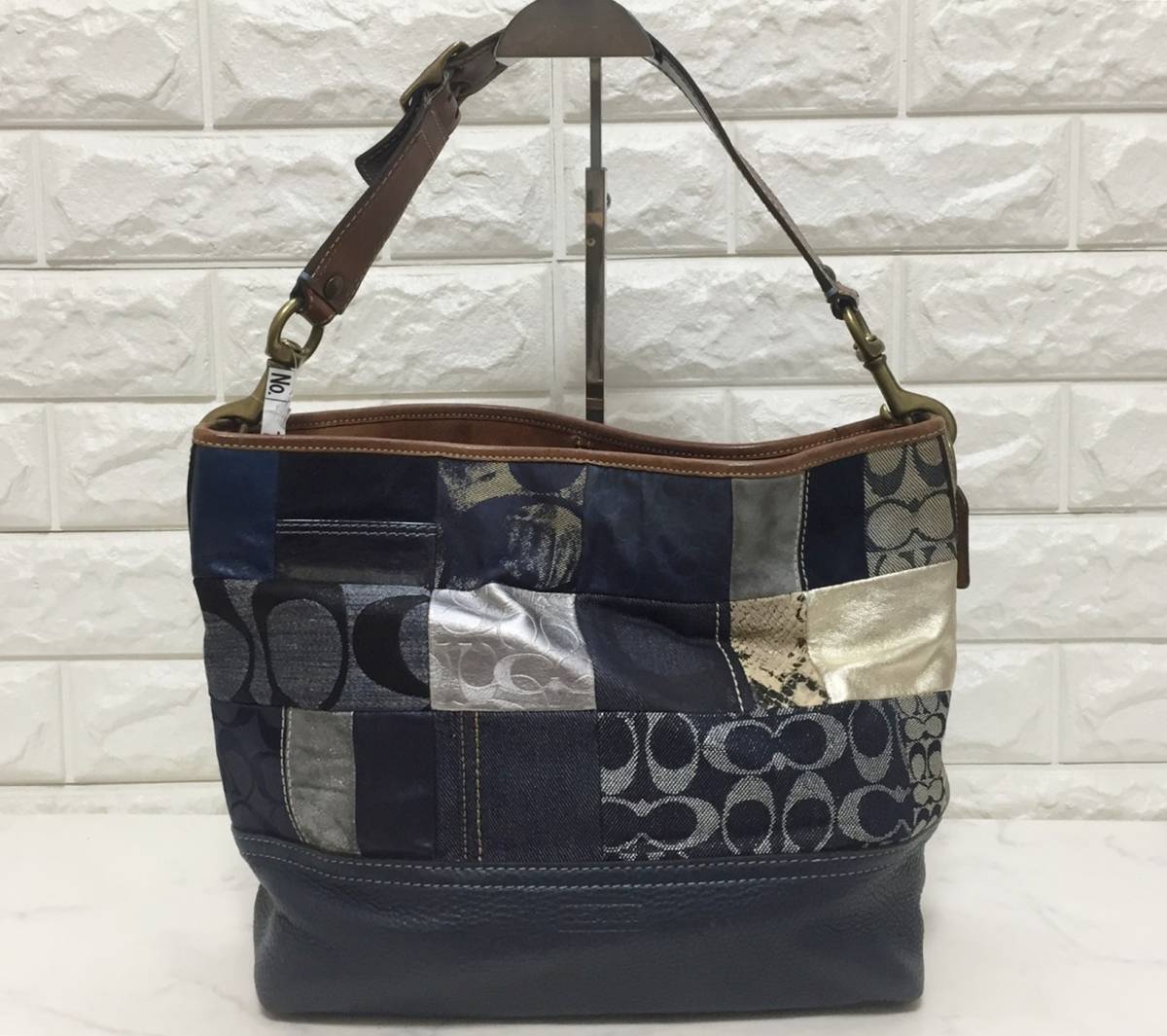 no18453 COACH コーチ 10003 シグネチャー デニム エナメル スエード キャンバス パッチワーク 本革 レザー ショルダー ハンド バッグ ☆_画像1