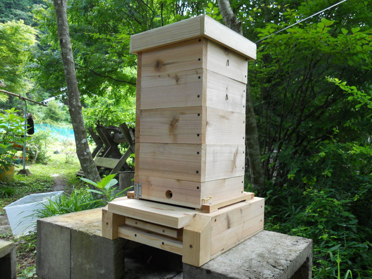 日本ミツバチ巣箱台(脚無し置くタイプ)　スムシ対策金網、底板2段引出し付(お持ちの重箱巣箱のサイズに合わせる事も可能)_U事溝やブロックのコンクリに乗せます。