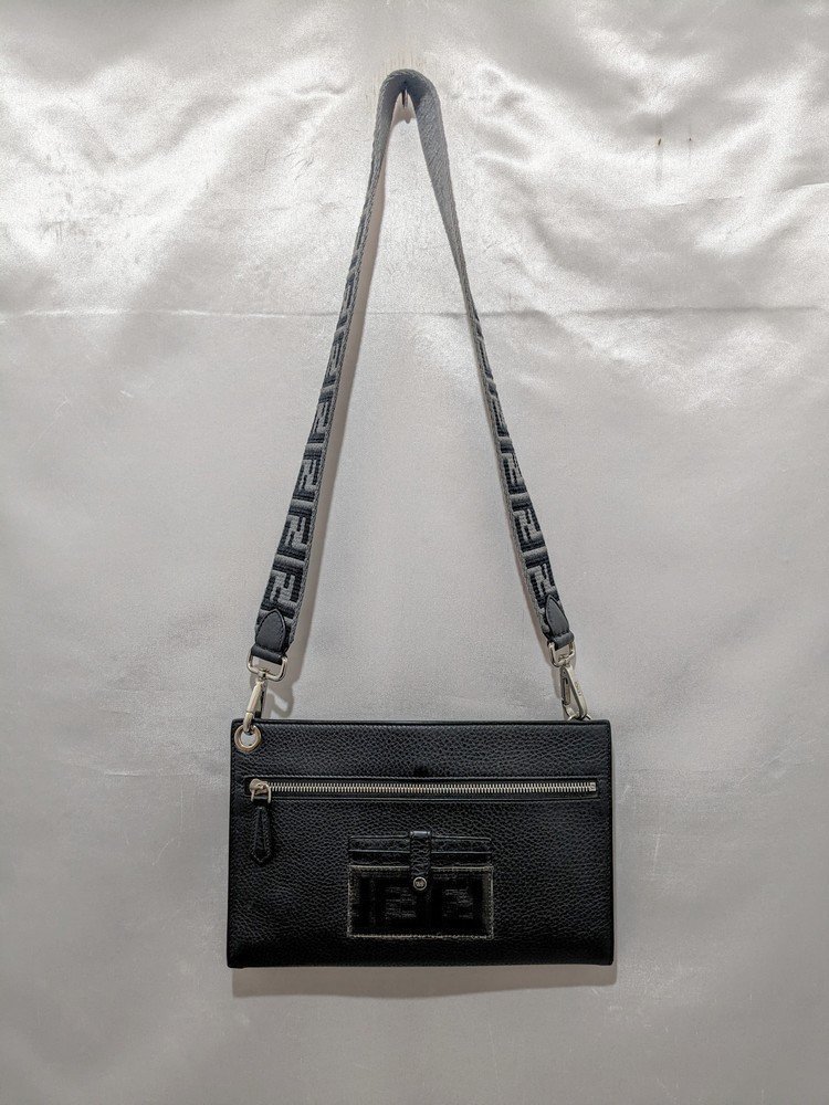 FENDI フェンディ クラッチショルダー 2WAYバッグ Travel Clutch Bag With Strap 7M0255 カラー：ブラック