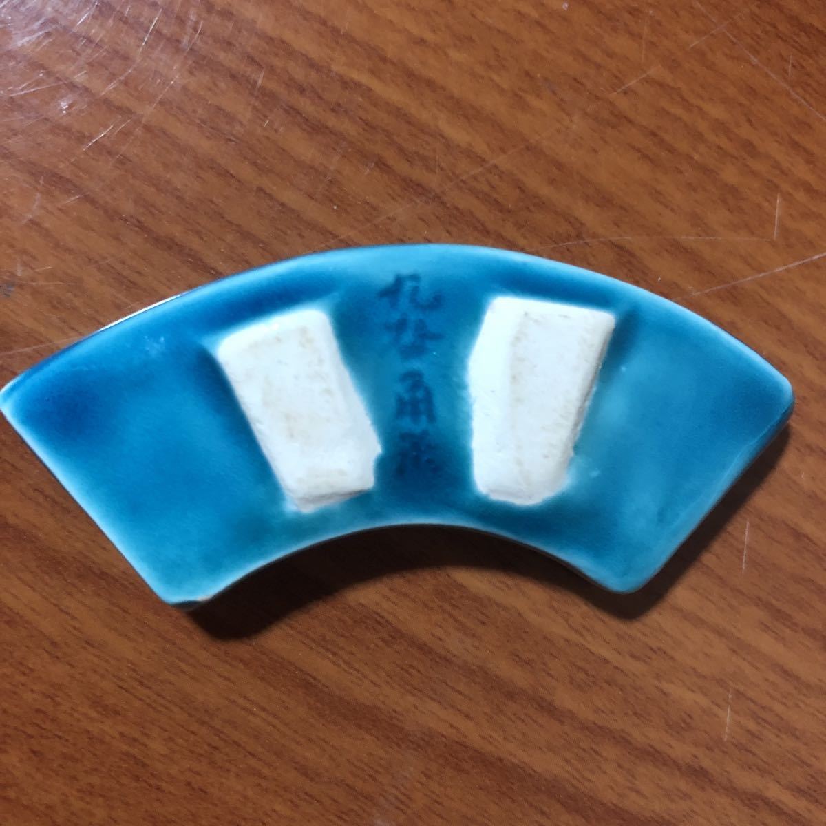 〈送料無料〉箸置き 九谷焼 角米 扇 扇型 扇形 水色 ブルー カトラリーレスト 箸置 はしおき