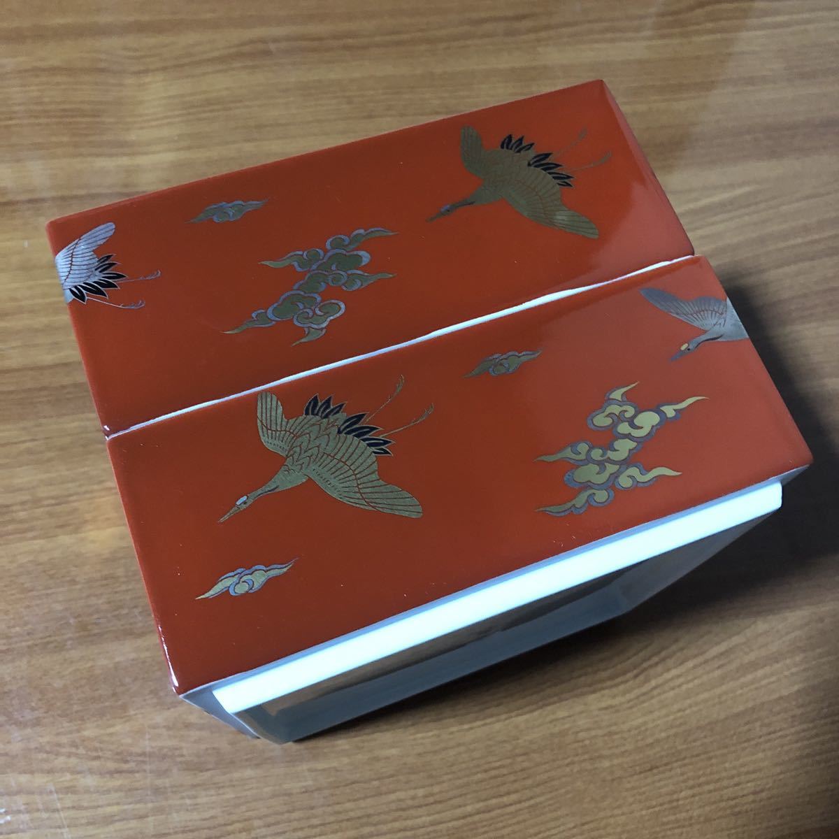 送料無料〉深川製磁 染錦手波鶴紋 飛翔 三段重 重箱 金彩 鶴 送料無料〉深川製磁 染錦手波鶴紋 飛翔 三段重 重箱 金彩 鶴