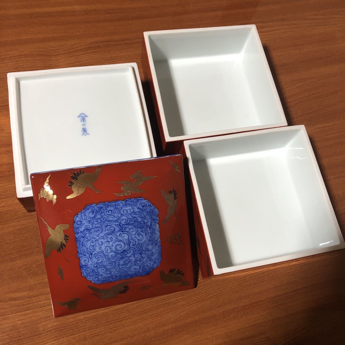 送料無料〉深川製磁 染錦手波鶴紋 飛翔 三段重 重箱 金彩 鶴 送料無料〉深川製磁 染錦手波鶴紋 飛翔 三段重 重箱 金彩 鶴