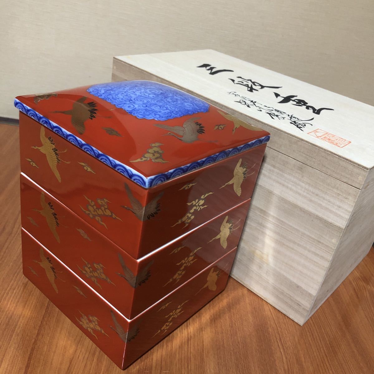 送料無料〉深川製磁 染錦手波鶴紋 飛翔 三段重 重箱 送料無料〉深川製磁 染錦手波鶴紋 飛翔 三段重 重箱