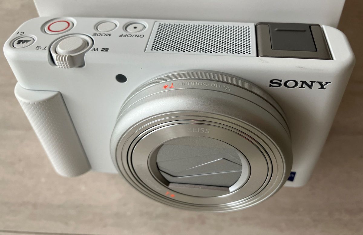 SONY ZV-1 デジタルカメラ ホワイト バッテリー２個付 室内でのみ使用