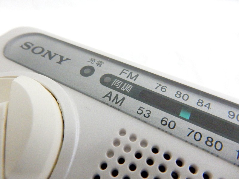 1000円スタート 携帯ラジオ SONY ソニー ICF-B03 ホワイト 白 FM/AM 手回し充電 非常用 防災用 通電動作確認済 付属品有 12 N9027_画像7