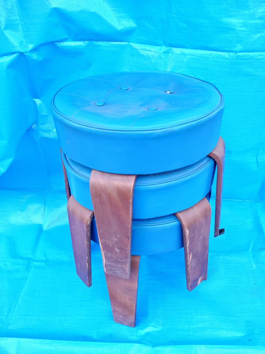 【昭和レトロ】椅子 チェアー 木製 3脚 アンティーク 青 ブルー 重ねられる 丸椅子 丸型 _画像1