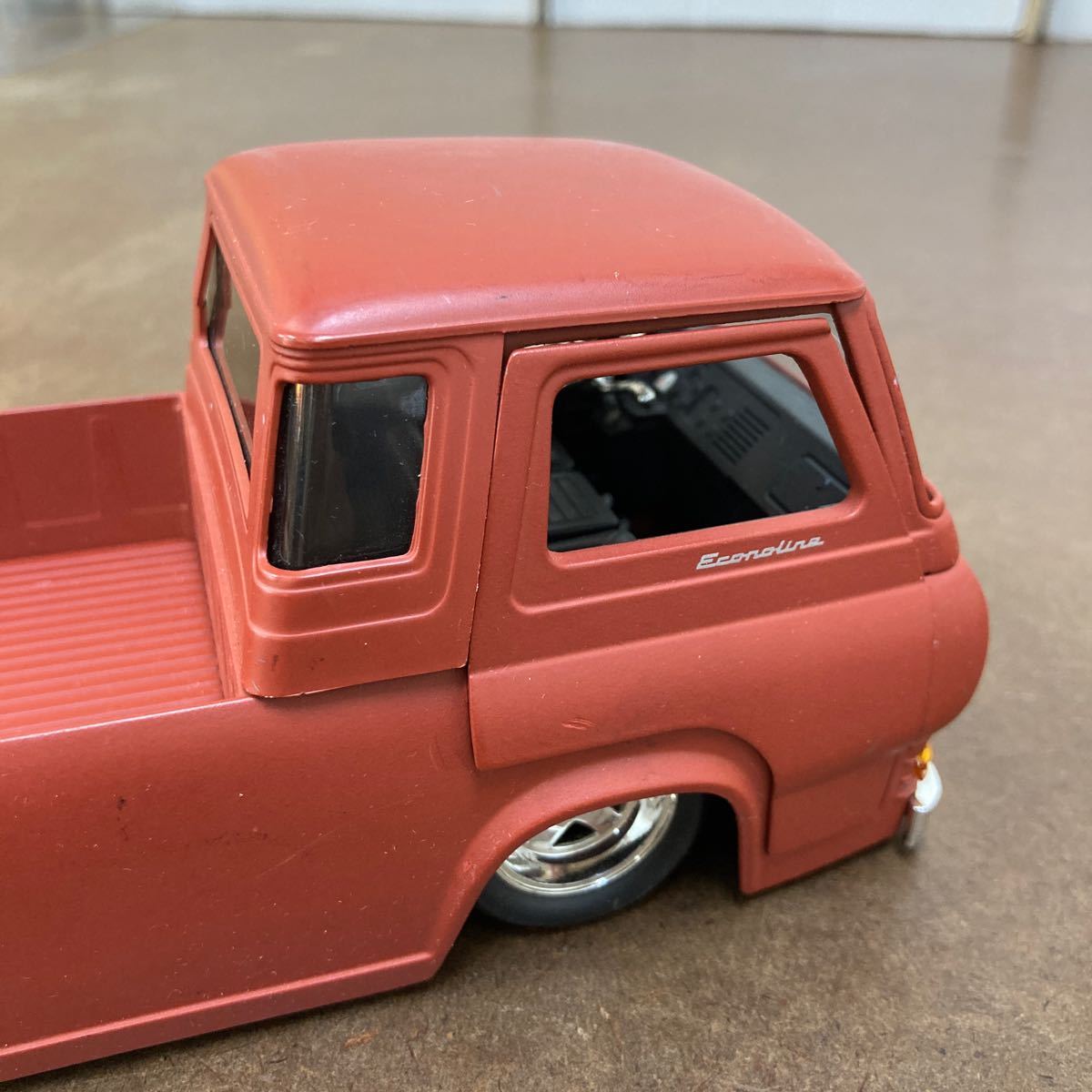 RK804) ジャンク フォード エコノライン 1/24 スケール 1965 FORD ECONOLINE Jada TOYS ミニカー_画像7