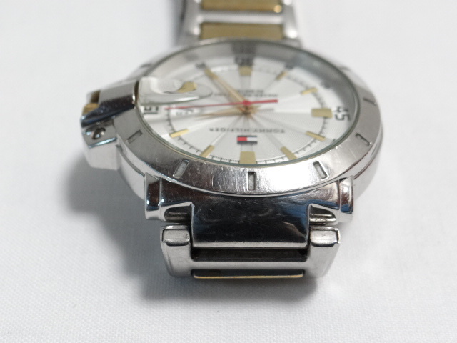 T13288 TOMMY HILFIGER トミーヒルフィガーF90296 WATER RESISTANT 50METERS クオーツ メンズ腕時計 ジャンク_画像5