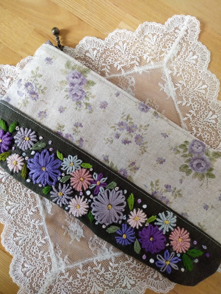 ハンドメイド＊手刺繍＊通帳　メガネサングラス　ペン　コスメなど＊ファスナー開閉＊リネン_画像3