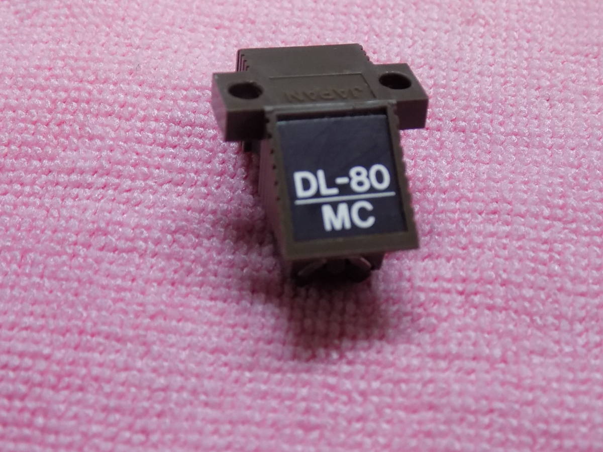 デノンDP-47Fの各種備品（中古品）インシュレーター・針無しカートリッジ・針圧調整つまみ・ダストカバー取付金具_正面DL-80針無し