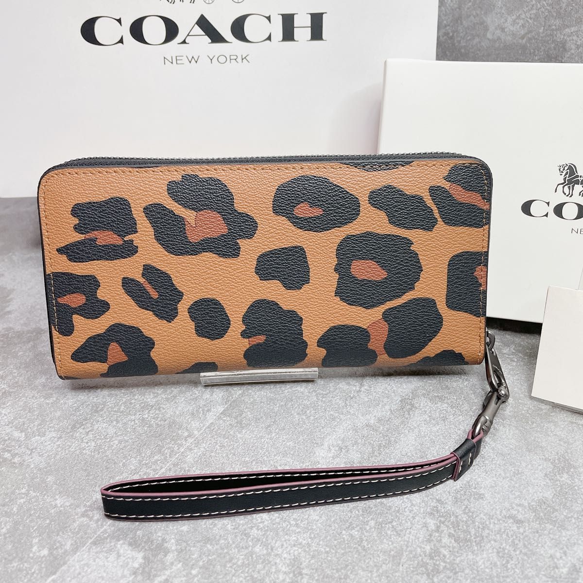 コーチ　coach  ヒョウ柄　レディース　ストラップ付き　長財布　未使用品