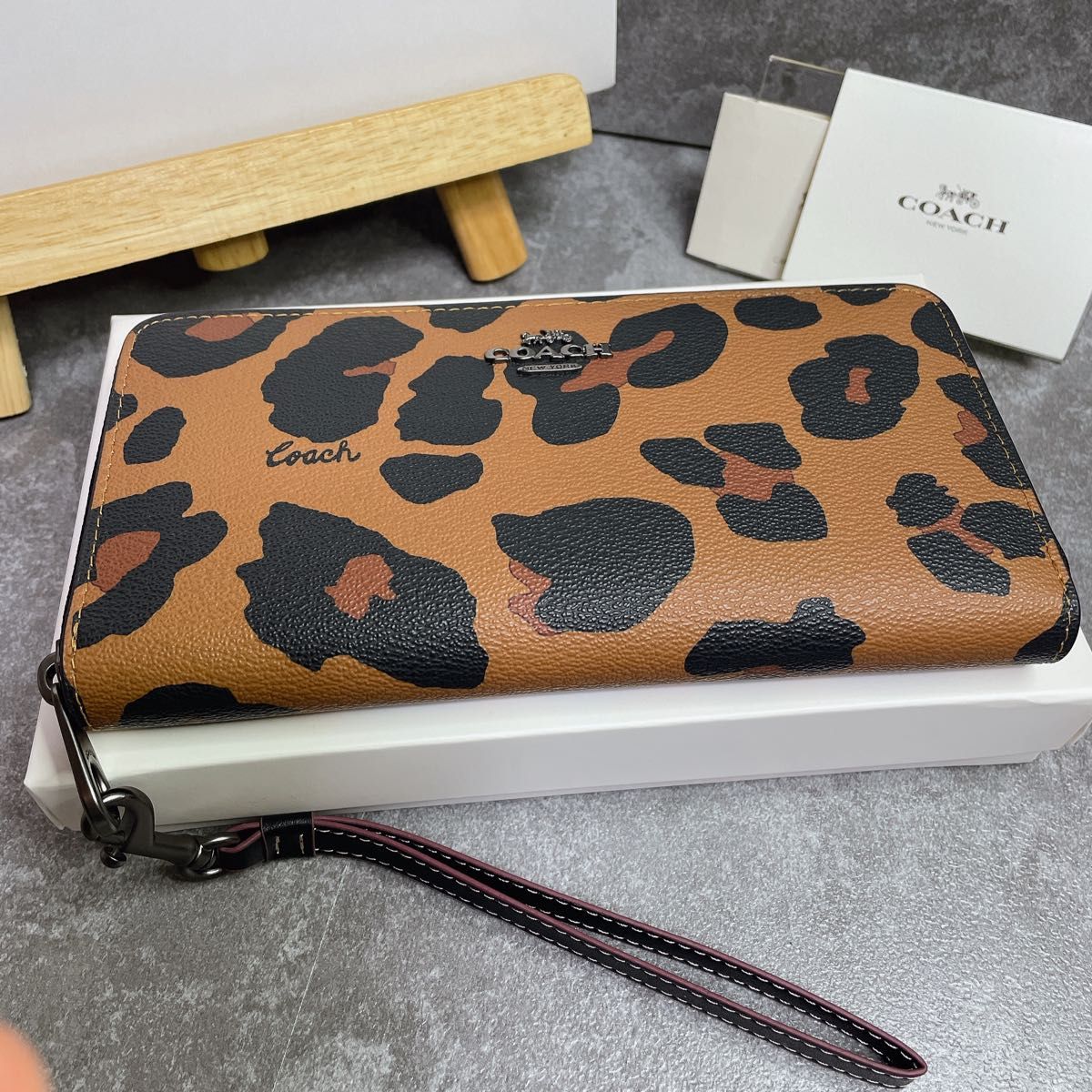 コーチ　coach  ヒョウ柄　レディース　ストラップ付き　長財布　未使用品