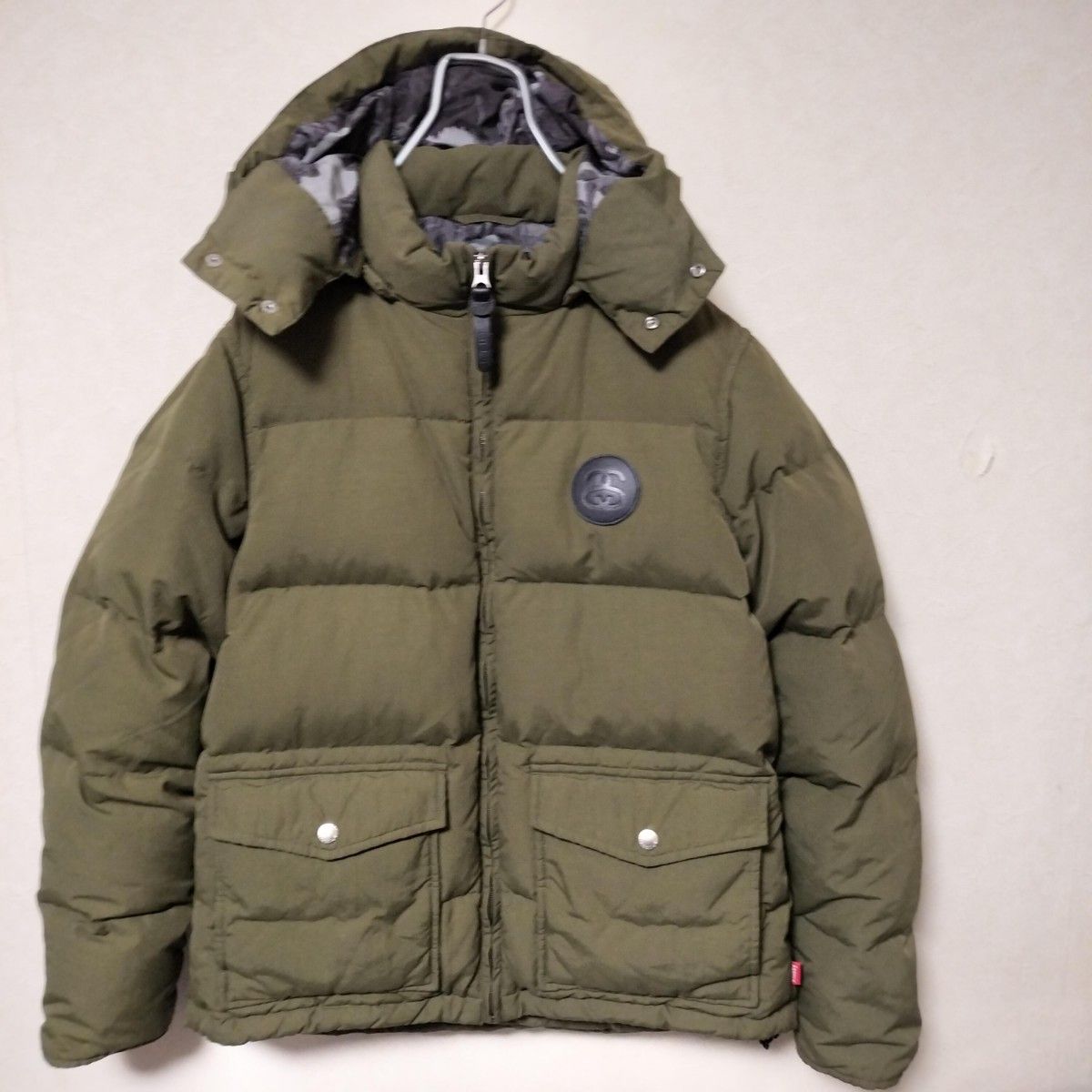 stussy ダウンジャケット 裏地アニマル柄 カーキ Mサイズ stussy ダウンジャケット 裏地アニマル柄 カーキ Mサイズ