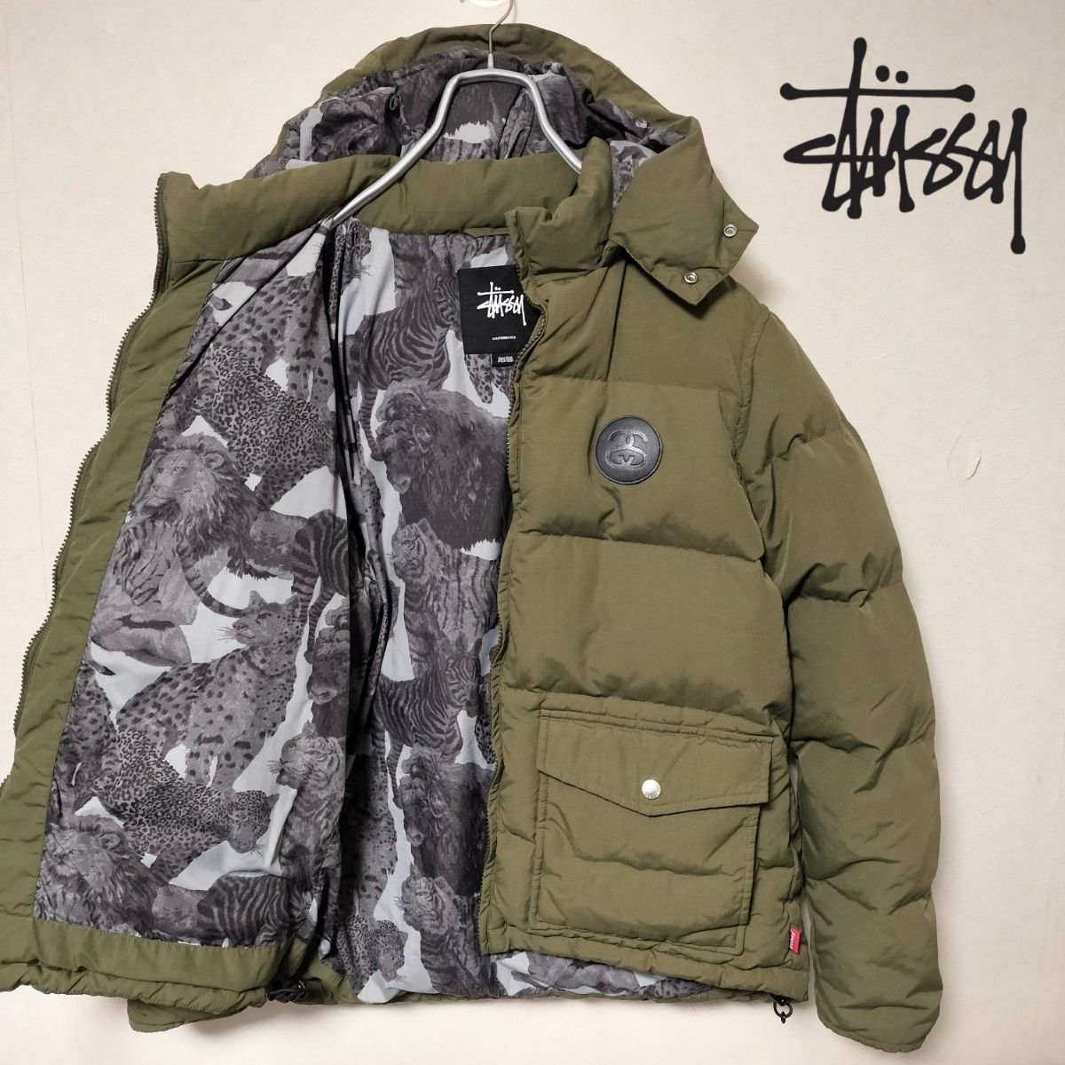 stussy ダウンジャケット 裏地アニマル柄 カーキ Mサイズ stussy ダウンジャケット 裏地アニマル柄 カーキ Mサイズ
