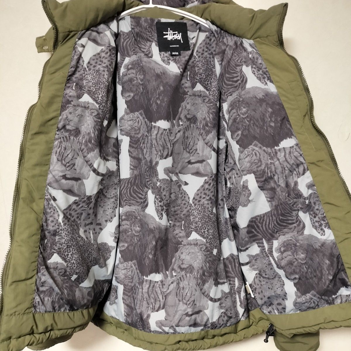 stussy ダウンジャケット 裏地アニマル柄 カーキ Mサイズ stussy ダウンジャケット 裏地アニマル柄 カーキ Mサイズ