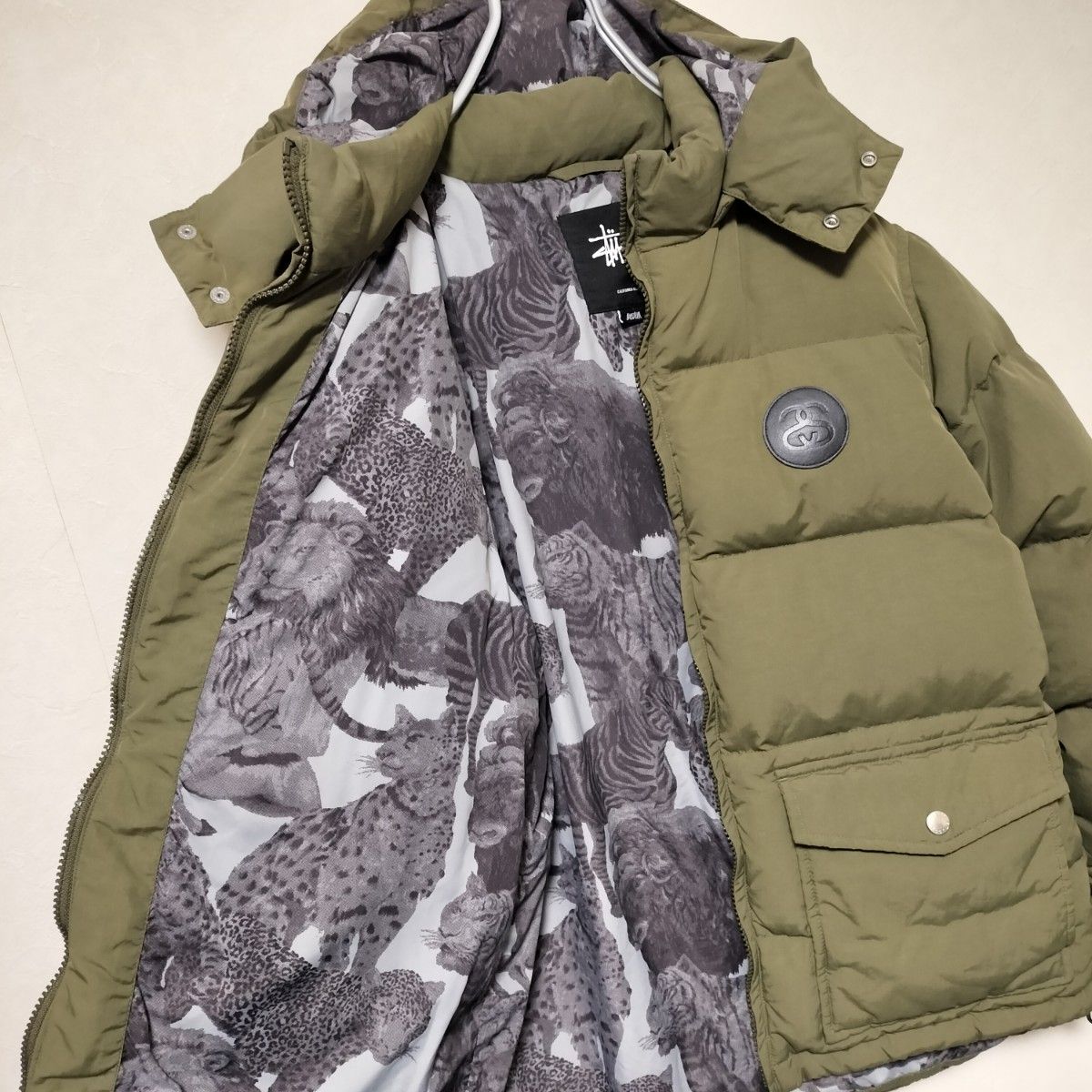 stussy ダウンジャケット 裏地アニマル柄 カーキ Mサイズ stussy ダウンジャケット 裏地アニマル柄 カーキ Mサイズ
