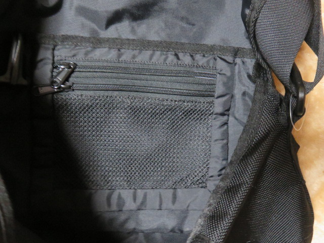 NEW ERA ニューエラ ショルダーバッグ バッグ カバン サイズ350-230-140㎜ 丈夫な素材 外・内側にファスナー付ポケット きれいです_画像7