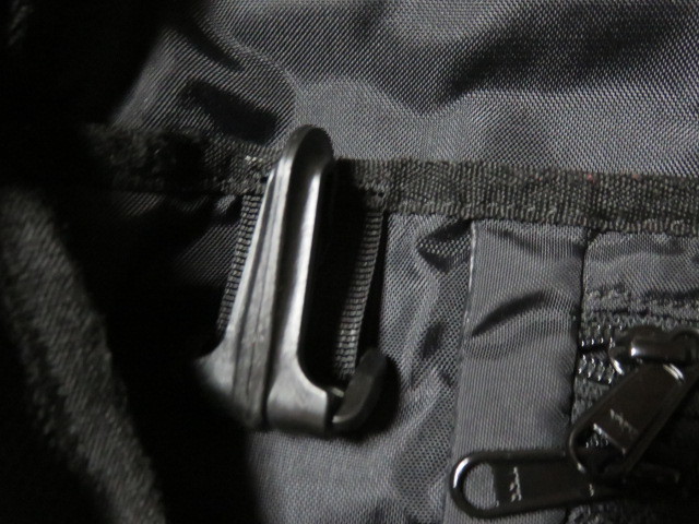 NEW ERA ニューエラ ショルダーバッグ バッグ カバン サイズ350-230-140㎜ 丈夫な素材 外・内側にファスナー付ポケット きれいです_画像6