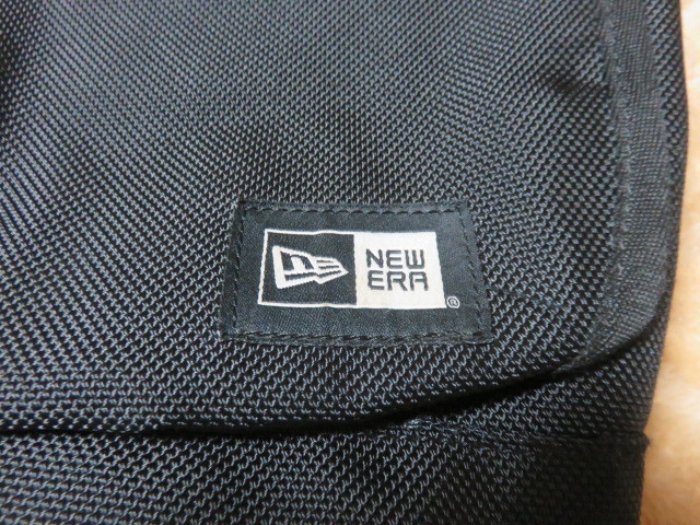 NEW ERA ニューエラ ショルダーバッグ バッグ カバン サイズ350-230-140㎜ 丈夫な素材 外・内側にファスナー付ポケット きれいです_画像2