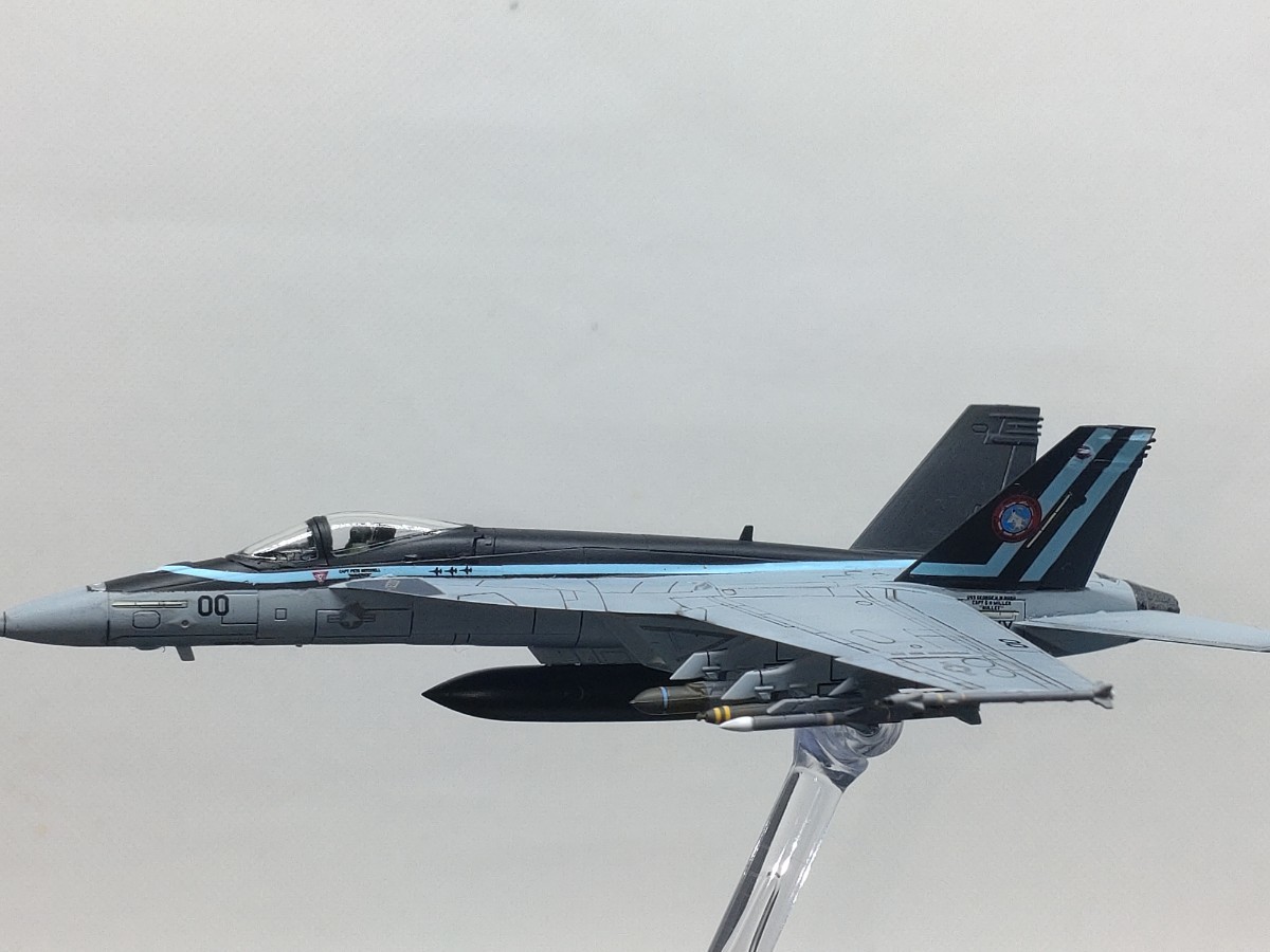 トップガン マーヴェリック 1/144 F/A-18E スーパーホーネット マーヴェリック大佐機 飛行状態 完成品_画像8