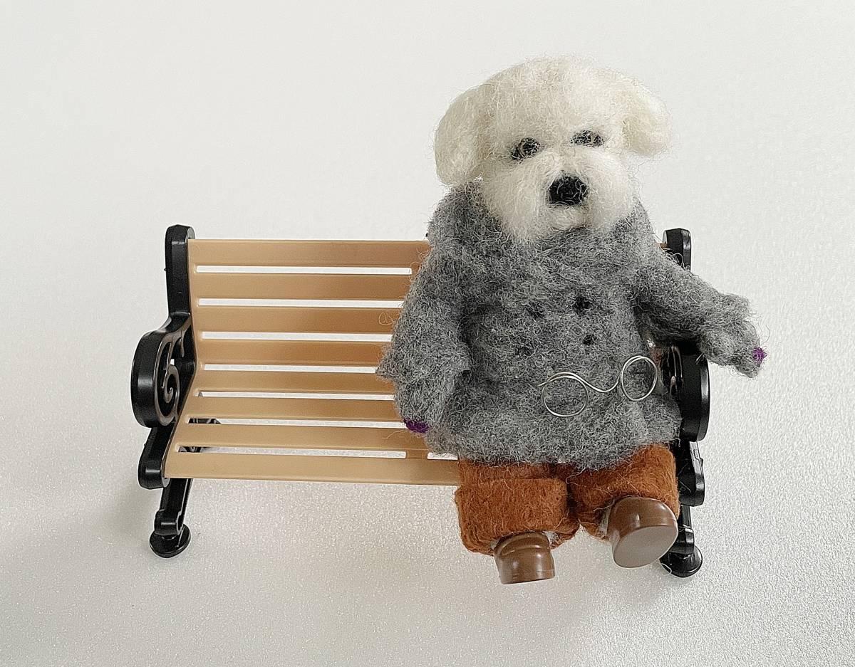 羊毛フェルト ハンドメイド ベンチに座るメガネをかけたおじいちゃん犬 もふもふ イス 座った 老人 老犬 椅子 手作り自作人形 ドールハウス_メガネ、取り外しが可能です＾＾♪
