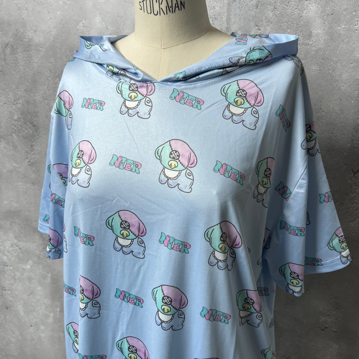 新品 希少 非売品 NIER CLOTHING ニーア クロージング / ONEくん ストレッチ 半袖 パーカー / ユニセックス F / 水色 キャラクター 総柄_画像2