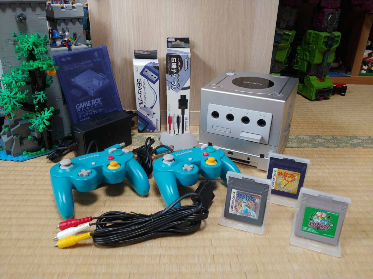 Nintendo GameCube(銀) & GB Player & Disc/ S-Video Cable(新品)/ GBA Cable(新品)/ GB ポケモン 金・銀・緑/ 2x Emerald Blue Controller