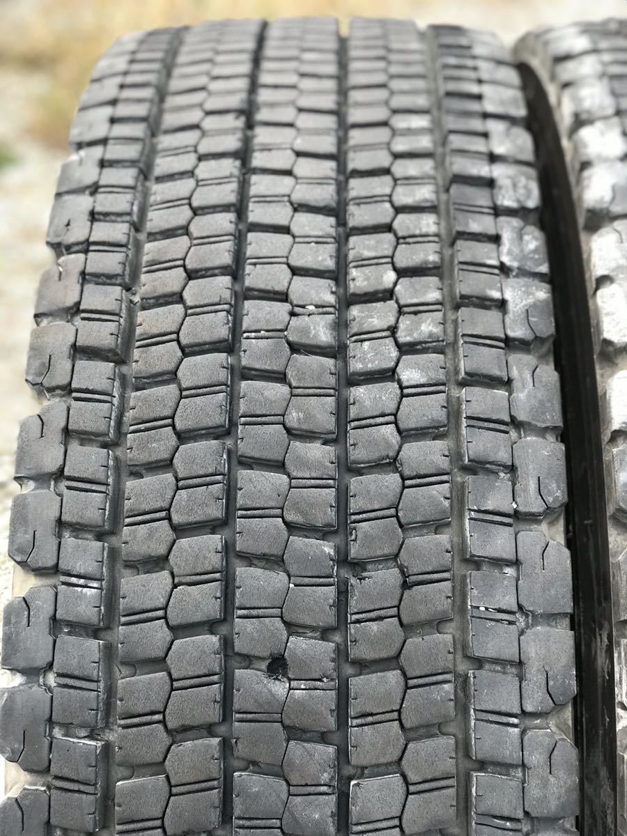 2926 ブリヂストン　295/80R22.5 スタッドレス　2本セット_画像2