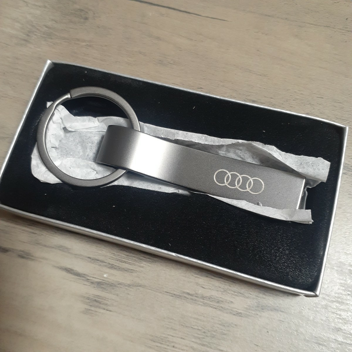 箱付き未使用品 Audi 純正 キーホルダー キーリング 国内ディーラー 正規品 アウディ ノベルティ