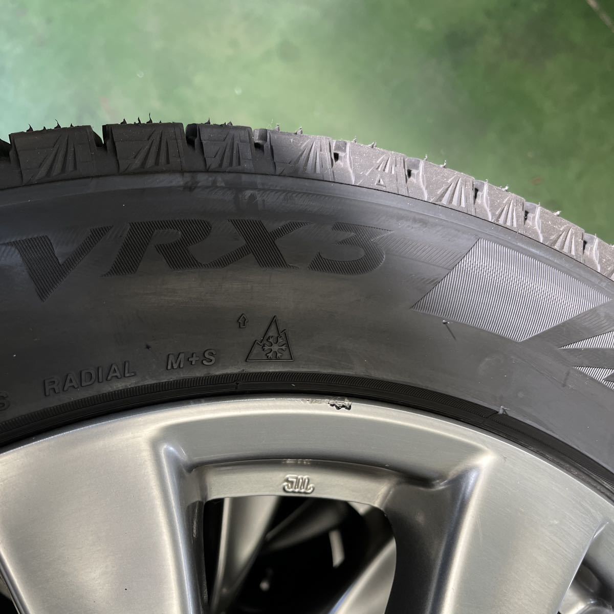 Y51 フーガ　シーマ　スカイライン　スタッドレスタイヤ　245/50R18 VRX3 ４本共イボ残り　バリ山_画像5