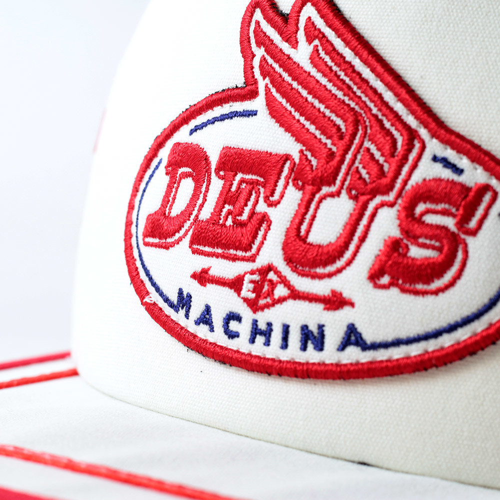 メッシュキャップ 帽子 メンズ デウス エクス マキナ Deus Ex Machina Slipstream Trucker ホワイト DMP237719-VWH 平ツバ ブランドロゴ