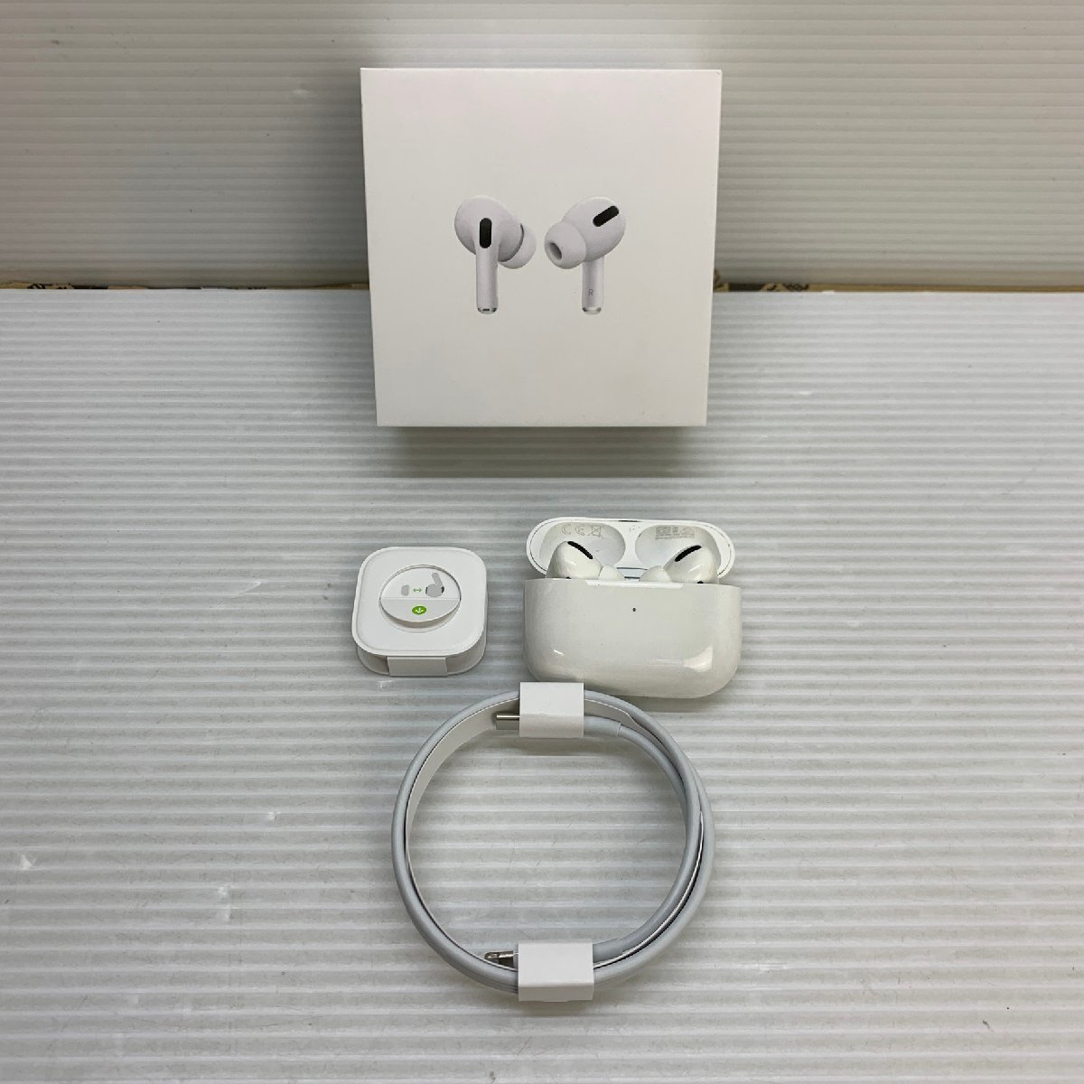 MIN【中古品】 MSMK 1円～Apple AirPods Pro with Wireless Charging Case 第1世代 MWP22J/A 〈93-231219-YF-13-MIN〉_画像4